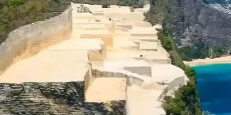 Nusa Penida's New Scandal: From Glass Lift Demolition to Viral Cliff