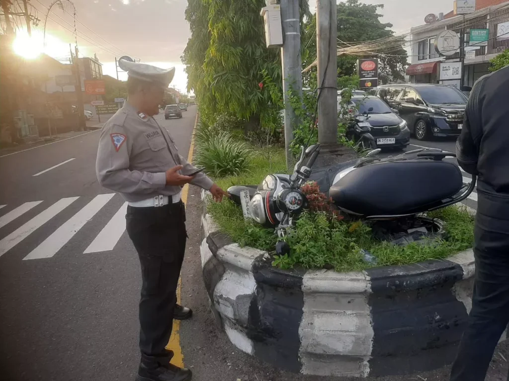 Concrete Mixer Truck Hits Honda Scoopy, One Victim Seriously Injured in Denpasar Bypass Incident
