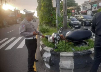 Concrete Mixer Truck Hits Honda Scoopy, One Victim Seriously Injured in Denpasar Bypass Incident