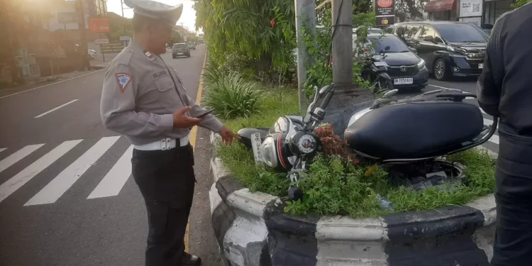 Concrete Mixer Truck Hits Honda Scoopy, One Victim Seriously Injured in Denpasar Bypass Incident