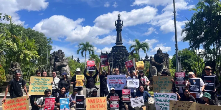 Bali Journalists Rally Behind Tempo as Indonesian Agriculture Minister Files $12 Million Defamation Suit 61 SLAPP Lawsuit - The protest, organized by the Bali Journalists Solidarity (Solidaritas Jurnalis Bali/SJB) on Sunday, November 16, 2025, was a direct response to Agriculture Minister Amran Sulaiman’s civil suit demanding Rp 200 billion (approximately USD $12.2 million) in damages from Tempo.