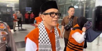 Portrait of Immanuel Ebenezer, wearing a skullcap and turban, visiting the Corruption Eradication Commission (KPK) on December 18, 2025