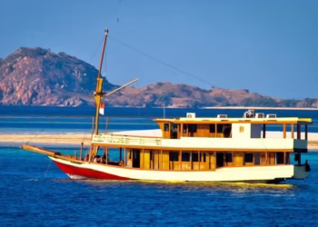 Photo of the Putri Sakinah Ship at Labuan Bajo