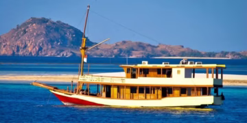 Photo of the Putri Sakinah Ship at Labuan Bajo