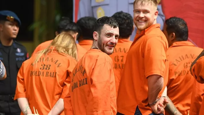 Foreign Nationals Under Scrutiny in Bali: A Year of Crime, Culture Clashes, and Law Enforcement 38 3 bule inggris terjerat kasus kokain cengar cengir saat digiring polisi bali 169 695382ecefb57