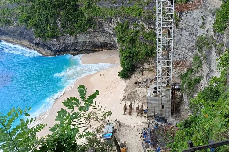 Kelingking’s Glass Coffin: How a Bureaucratic "Yes" Buried Bali's Most Iconic Cliff 39 The condition of the glass elevator building at Kelingking Beach, Nusa Penida, Klungkung Regency. (KOMPAS.com/NI KETUT SUDIANI)