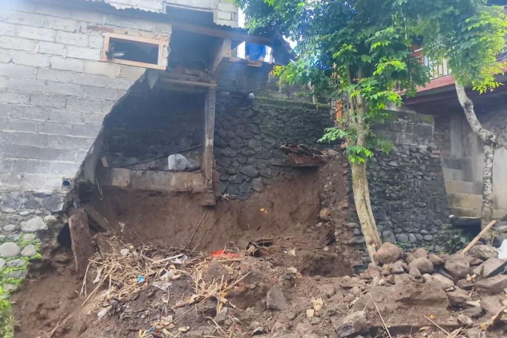 Bali Weather Today 15 December 2025: Authorities Warn of Heavy Rain, Strong Winds Across the Island 38 A house wall in Suwug Village, Sawan District, Buleleng Regency, Bali Province, collapsed on Monday (December 15, 2025). (Buleleng Regency Regional Disaster Management Agency.)