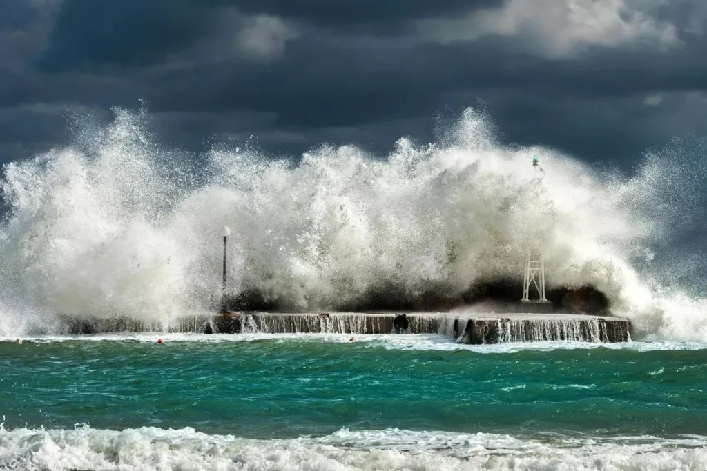 High Wave Alert: 4-Meter Swells Forecast for Bali Waters Through December 30 39 Illustration of high waves. The Meteorology, Climatology, and Geophysics Agency (BMKG) warns of potential sea waves of up to 4 meters in several Indonesian waters. (Pexels/GEORGE DESIPRIS)