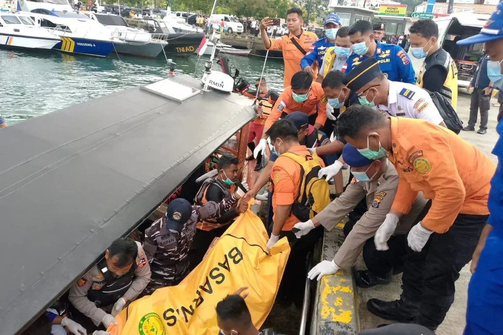 A Child's Body Recovered in Komodo Search, Suspected to Be Daughter of Valencia Coach 38
Photo of the discovery of Fernando's daughter's body by Labuan Bajo fishermen (Doc: Detik)