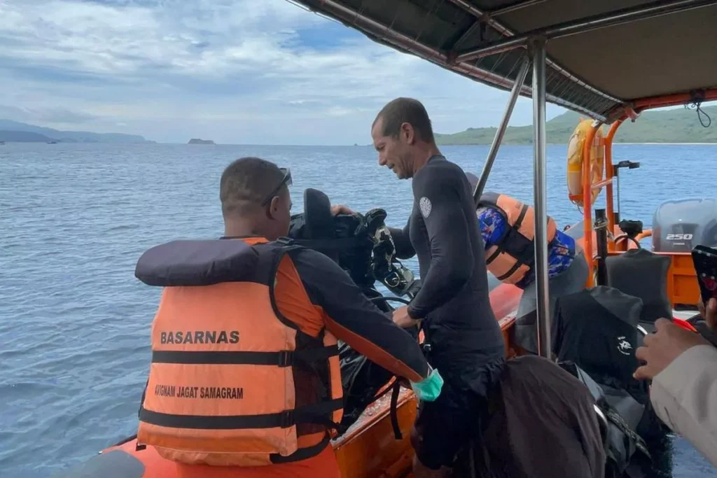 Grieving Family of Valencia Coach Appeals for Privacy as Komodo Search Continues 2 Photos of the search for three members of a Spanish family still missing in Komodo waters (Doc: Basarnas Maumere)