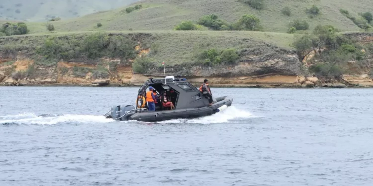 Fifth Day of Search for Spanish Coach in Komodo Sees Fleet of Divers Deployed