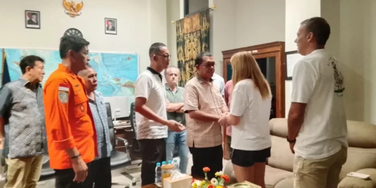 East Nusa Tenggara Governor Melkiades Laka Lena met with the family of coach Valencia at the Labuan Bajo KSOP Office on Tuesday afternoon.