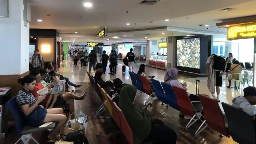 Bali Weather Disrupts Flights at Ngurah Rai Airport, 12 Services Affected by Extreme Conditions 38 Periode Januari November 2025 Bandara Ngurah Rai Bali Layani 221 Juta Penumpang