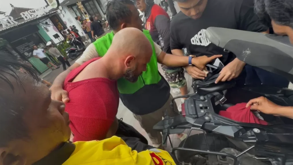 French National Arrested After Chaotic One-Hour Chase in Canggu, Found Carrying a Cache of Drugs 1 French National Arrested After Chaotic One-Hour Chase in Canggu, Found Carrying a Cache of Drugs