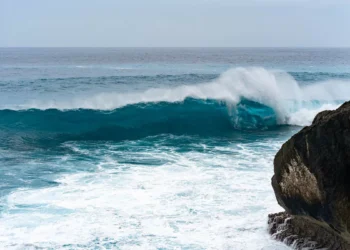 High Wave Alert: 4-Meter Swells Forecast for Bali Waters Through December 30