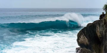 High Wave Alert: 4-Meter Swells Forecast for Bali Waters Through December 30