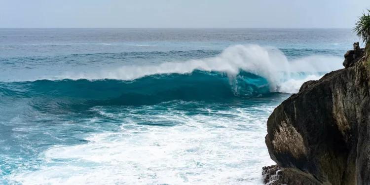 High Wave Alert: 4-Meter Swells Forecast for Bali Waters Through December 30