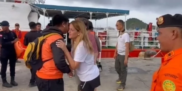 Wife of Valencia Coach Offers Quiet Support as Search Continues for Missing Family in Komodo Waters 37 The wife of the Valencia coach provided support to joint personnel at the Labuan Bajo Marina Port before conducting a search and rescue operation in Labuan Bajo waters, Tuesday morning.