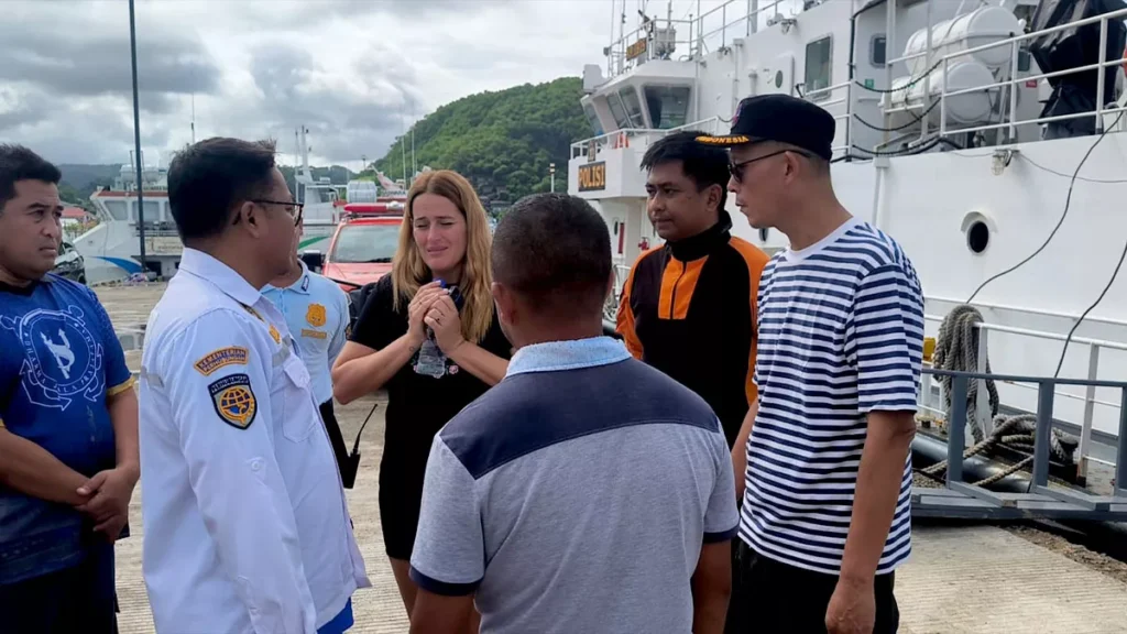 Mar Martinez Ortuno cries at Labuan Bajo Harbor and asks officers to find his four family members (Dok Antara News)