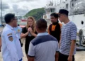 Mar Martinez Ortuno cries at Labuan Bajo Harbor and asks officers to find his four family members (Dok Antara News)