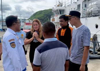 Mar Martinez Ortuno cries at Labuan Bajo Harbor and asks officers to find his four family members (Dok Antara News)