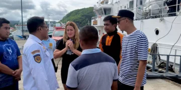 Mar Martinez Ortuno cries at Labuan Bajo Harbor and asks officers to find his four family members (Dok Antara News)