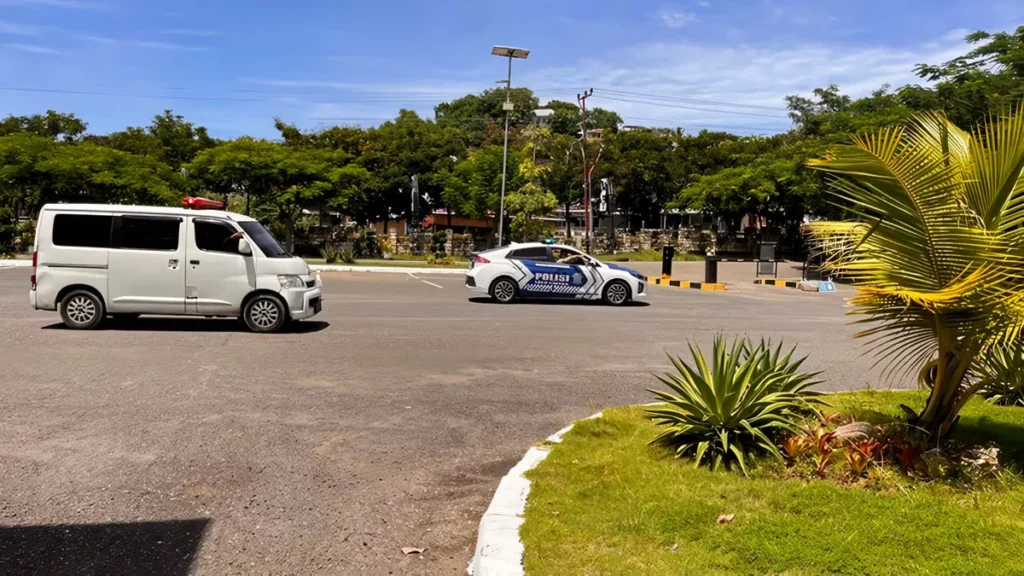 Ambulans membawa jenazah korban kapal pinisi Putri Sakinah ke Bandara Internasional Komodo Labuan Bajo, Rabu (31/12/2025)
