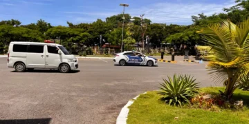 Ambulans membawa jenazah korban kapal pinisi Putri Sakinah ke Bandara Internasional Komodo Labuan Bajo, Rabu (31/12/2025)