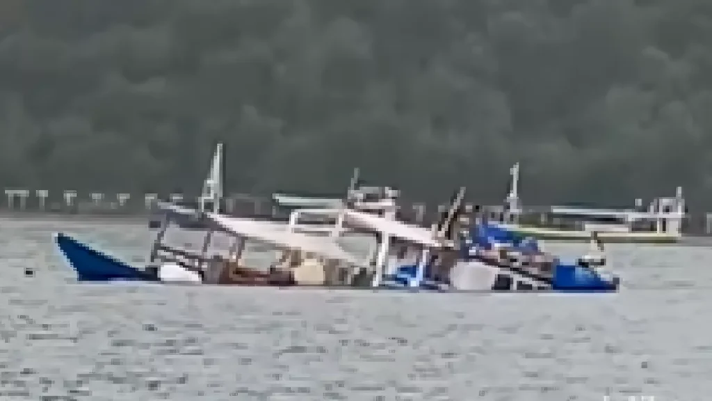 Photo of the Anjani ship sinking while parked near the Pink Port in Labuan Bajo, December 29, 2025 (Doc: Detik)