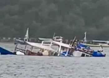 Photo of the Anjani ship sinking while parked near the Pink Port in Labuan Bajo, December 29, 2025 (Doc: Detik)