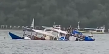 Photo of the Anjani ship sinking while parked near the Pink Port in Labuan Bajo, December 29, 2025 (Doc: Detik)