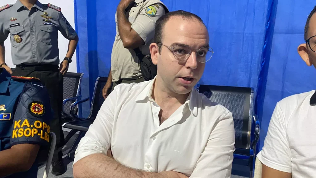 Spanish Deputy Ambassador Fernando at the search post for shipwrecked victims at Labuan Bajo Marina Harbor on Monday evening (December 29, 2025). (Doc: RRI)