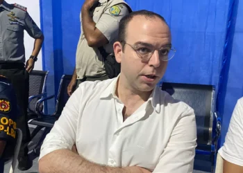 Spanish Deputy Ambassador Fernando at the search post for shipwrecked victims at Labuan Bajo Marina Harbor on Monday evening (December 29, 2025). (Doc: RRI)