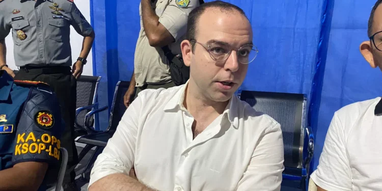 Spanish Deputy Ambassador Fernando at the search post for shipwrecked victims at Labuan Bajo Marina Harbor on Monday evening (December 29, 2025). (Doc: RRI)