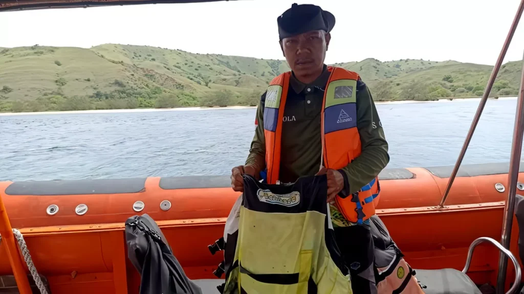 The SAR team found a life jacket belonging to the sunken pinisi ship Putri Sakinah in the waters off Padar Island, Komodo National Park, Labuan Bajo, East Nusa Tenggara, on Sunday (December 28, 2025). (Photo: Basarnas Maumere Office)