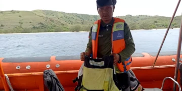 The SAR team found a life jacket belonging to the sunken pinisi ship Putri Sakinah in the waters off Padar Island, Komodo National Park, Labuan Bajo, East Nusa Tenggara, on Sunday (December 28, 2025). (Photo: Basarnas Maumere Office)