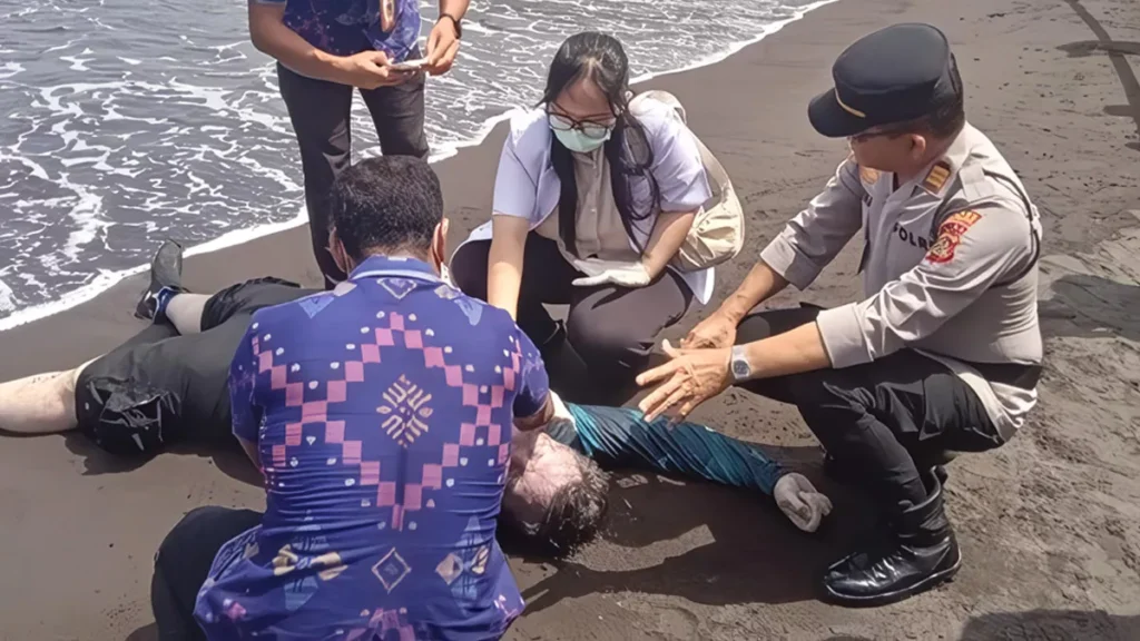 polisi-bersama-masyarakat-mengevakuasi-wn-australia-tewas-saat-menyelam-di-perairan-tulamben-kecamatan-kubu-karangasem-selasa-heybali-