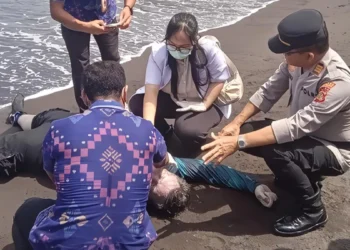 polisi-bersama-masyarakat-mengevakuasi-wn-australia-tewas-saat-menyelam-di-perairan-tulamben-kecamatan-kubu-karangasem-selasa-heybali-