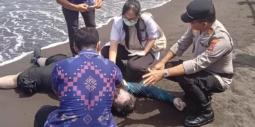 polisi-bersama-masyarakat-mengevakuasi-wn-australia-tewas-saat-menyelam-di-perairan-tulamben-kecamatan-kubu-karangasem-selasa-heybali-