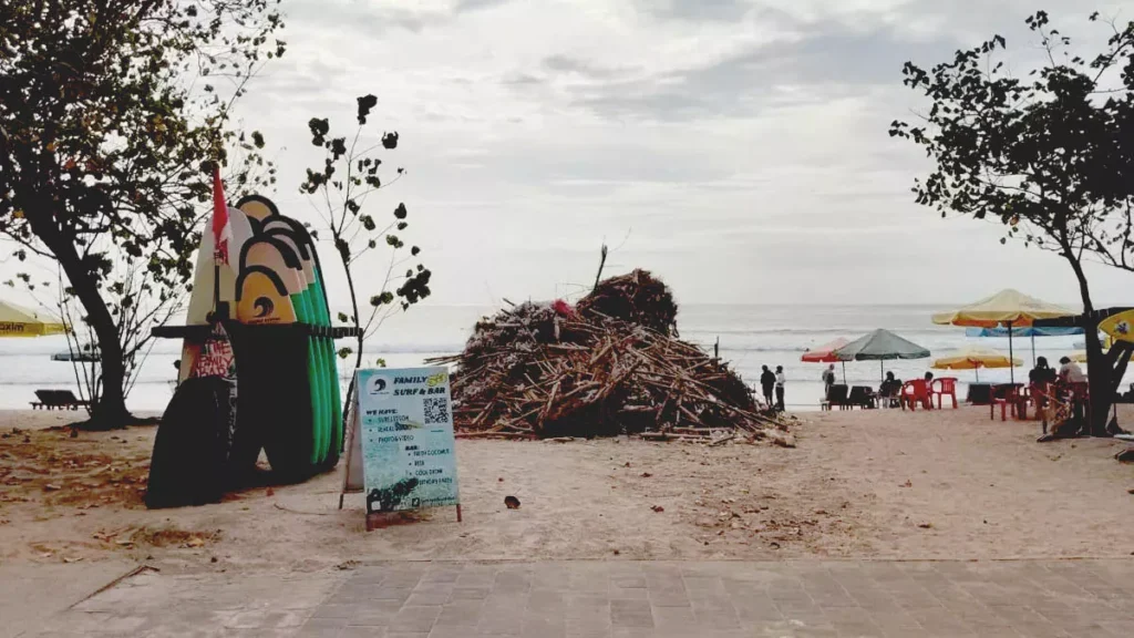 sampah di pantai Kuta 31 Desember 2025