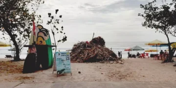 sampah di pantai Kuta 31 Desember 2025