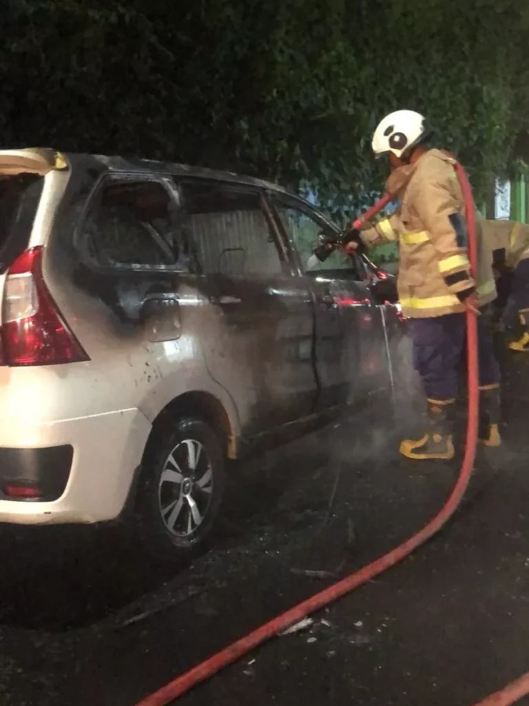 Video Car Fire on Petitenget Road Raises Safety Concerns During Bali’s Holiday Rush 38 Badung Regency Fire Department tries to extinguish the fire in Kerobokan