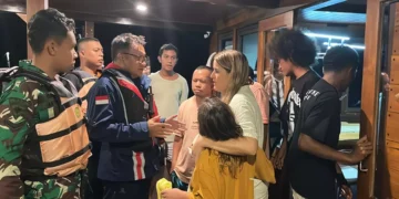 Photo: The evacuation process for passengers on a tourist boat that sank in the waters off Padar Island, Komodo National Park, West Manggarai, East Nusa Tenggara, Friday (December 26, 2025) evening. (Photo: Maumere SAR Document) The evacuation process for passengers on a tourist boat that sank in the waters off Padar Island.