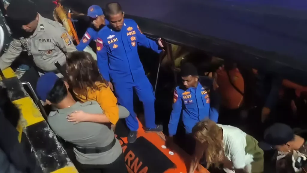 A Family Missing: Chronology of the Sinking That Claimed Four Spanish Tourists in Komodo 38 Evacuation process of tourists from large waves in Komodo waters December 26, 2025