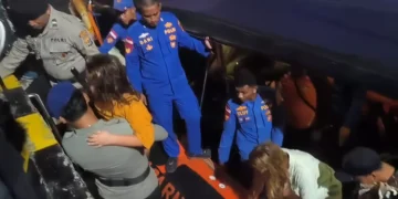 Evacuation process of tourists from large waves in Komodo waters December 26, 2025