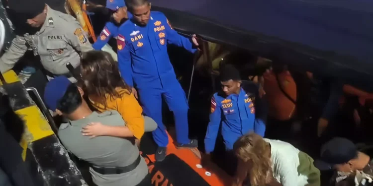 Evacuation process of tourists from large waves in Komodo waters December 26, 2025