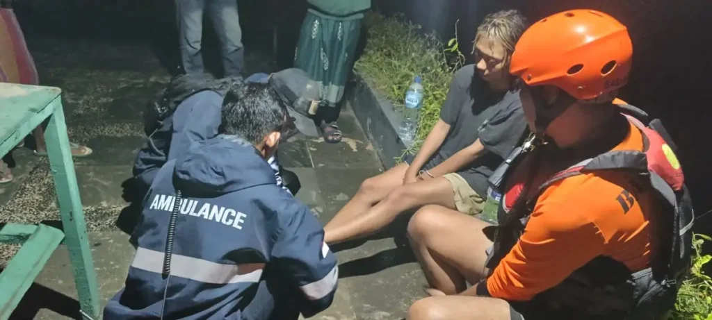 Bali Basarnas and the Joint SAR Team evacuate surfers at Geger Beach