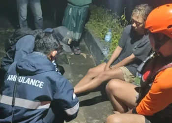 Bali Basarnas and the Joint SAR Team evacuate surfers at Geger Beach