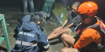 Bali Basarnas and the Joint SAR Team evacuate surfers at Geger Beach