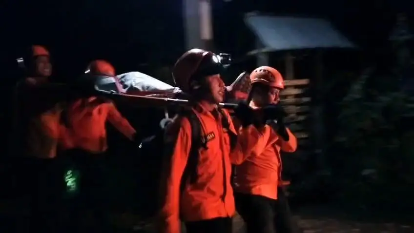 Teen Hiker Rescued from Hypothermia on Bali's Mount Agung 38 Team Sar Karangasem Evakuasi Korban Hipotermia di Gunung Agung Bali